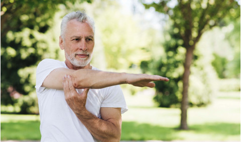 Sente rigidez ao levantar ou dificuldade em dobrar os joelhos? Pode ser perda de mobilidade articular
